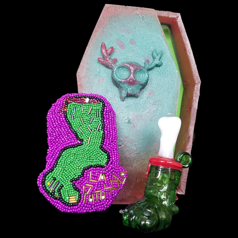 Full kit "La Pata Sola" green glass Pipe and purple beaded pipe case, a Colombian Myth. Made by Dua Tua and Boo Boo Glass.